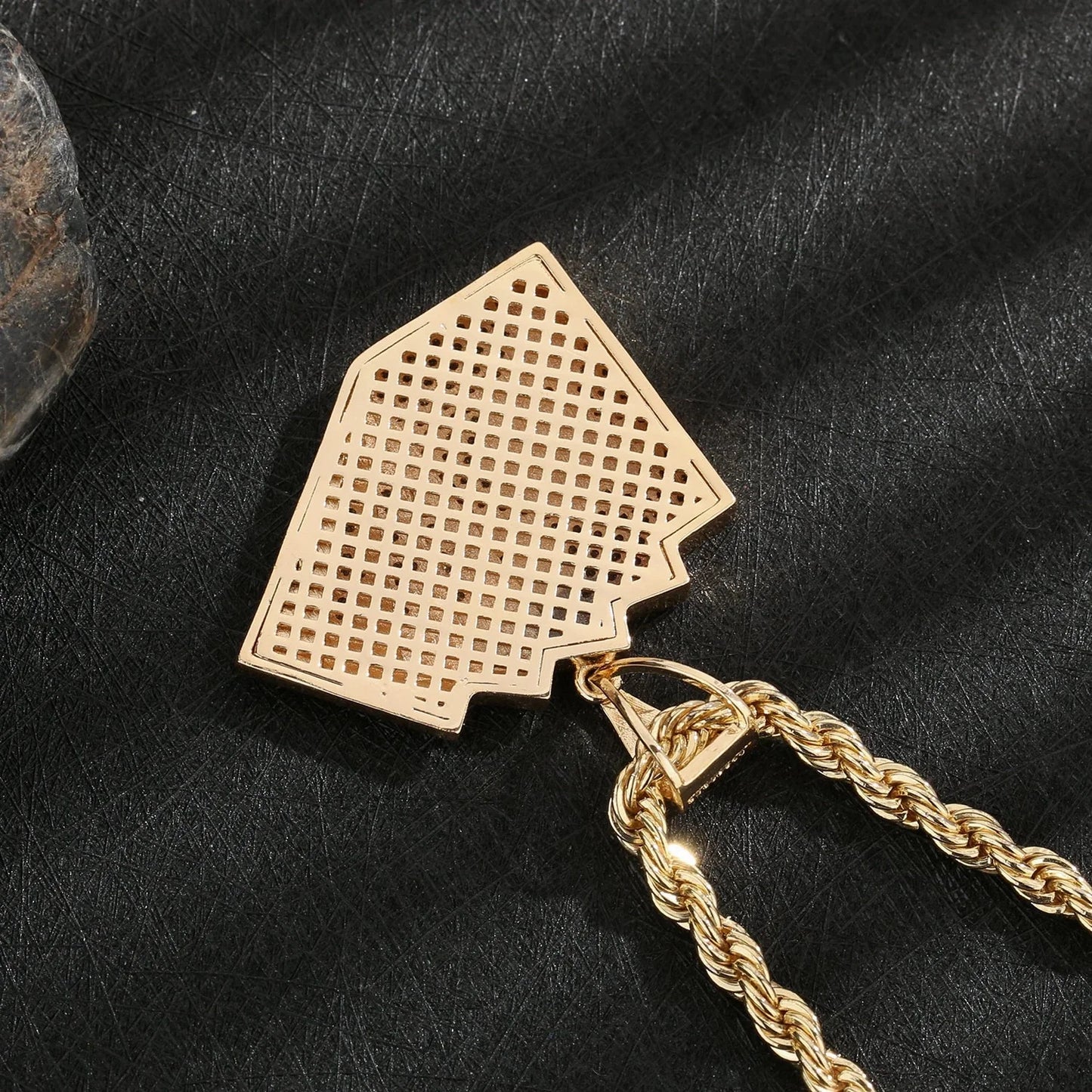 Gold-colored hiphop iced straight flush pendant with intricate house design on twisted rope chain for pokeraccessories rock rap
