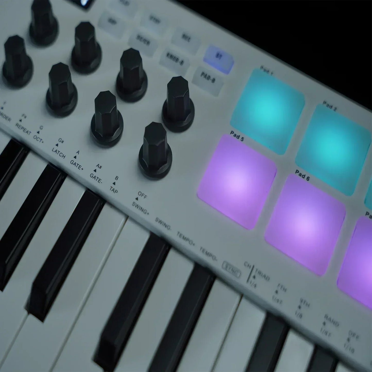 White M-VAVE 25-key midi controller with black knobs and illuminated color pads usb keyboard midi rechargeable