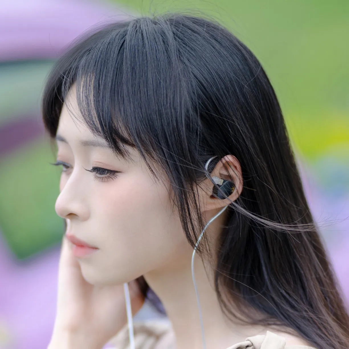 Black moondrop chu in-ear earphone iems with silver alloy composite diaphragm and white interchangeable cable