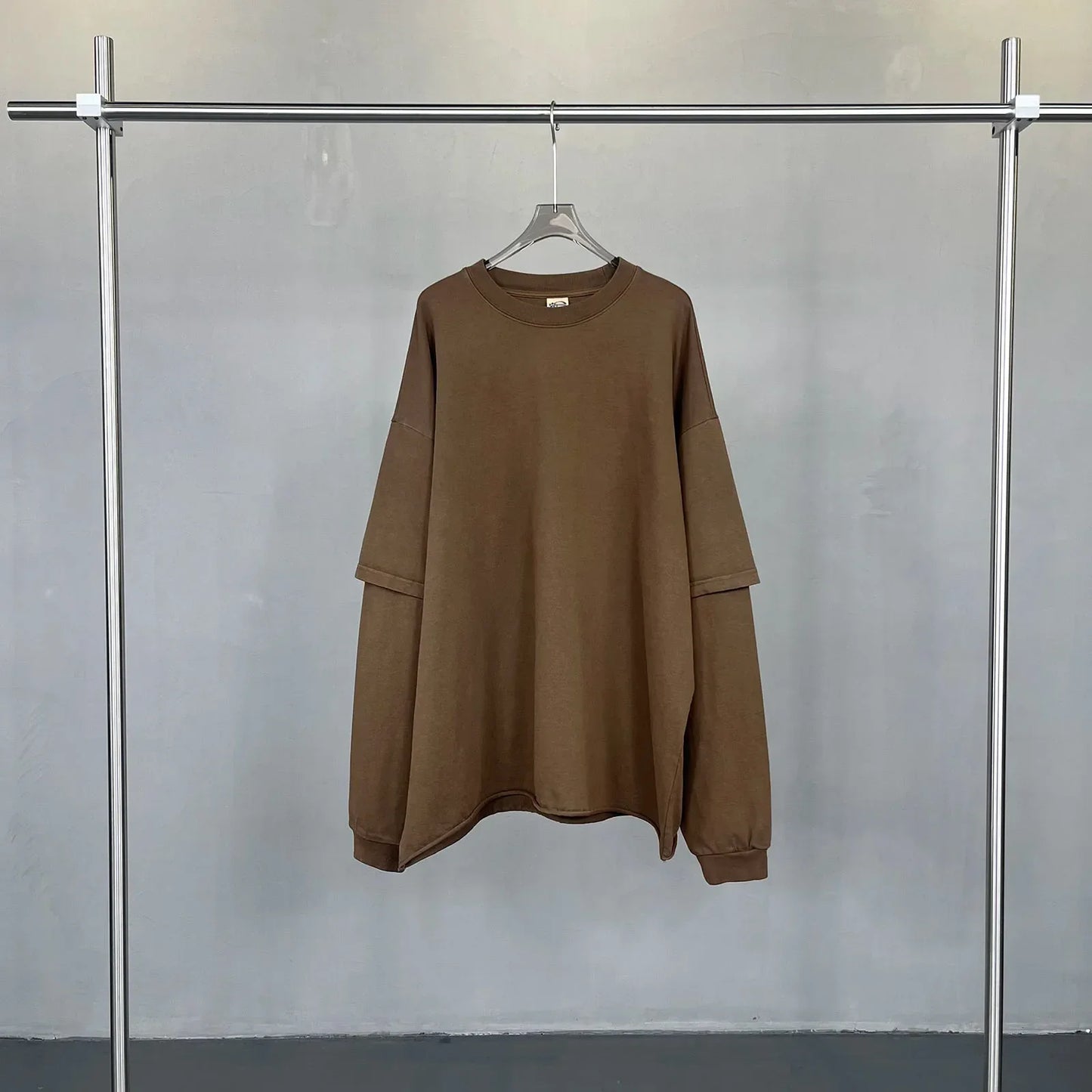 A cozy oversized brown hip hop retro long sleeve sweatshirt with ribbed cuffs for men washing streetwear baggy tshirts y2k