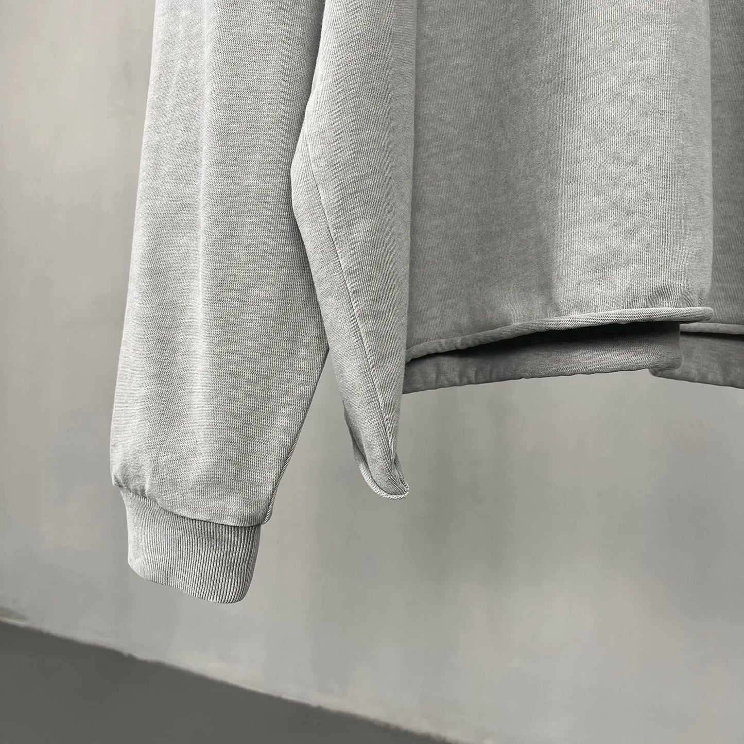 A soft heather gray long-sleeved hip hop retro sweatshirt with ribbed cuffs for men washing streetwear baggy tshirts y2k