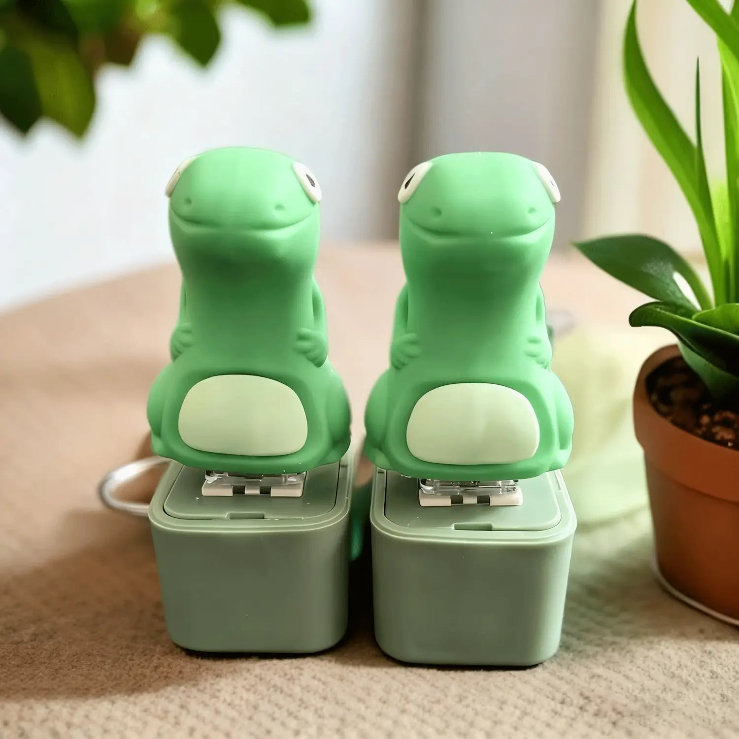 NEW Croaking Frog Keychain Rechargeable Frog Keyboard Fidget Clicker Frog/Lizard Sound Keychain with LED Light for Stress Relief