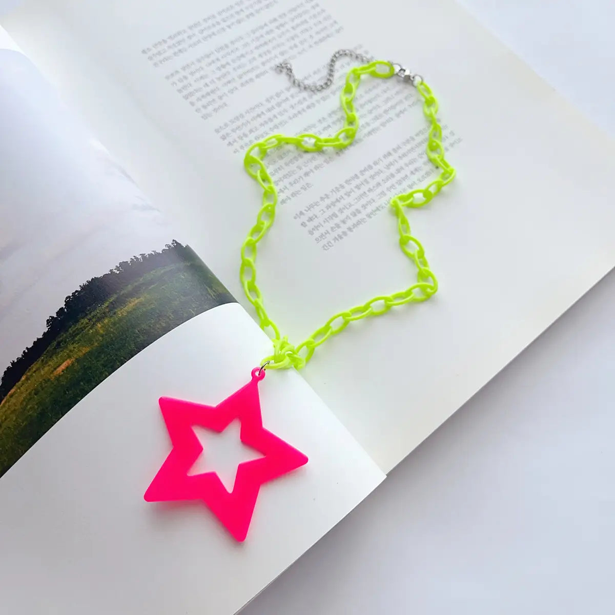 Hip-hop rock exaggerated personality acrylic fluorescent star pendant long sweater chain necklace women’s accessory decorat