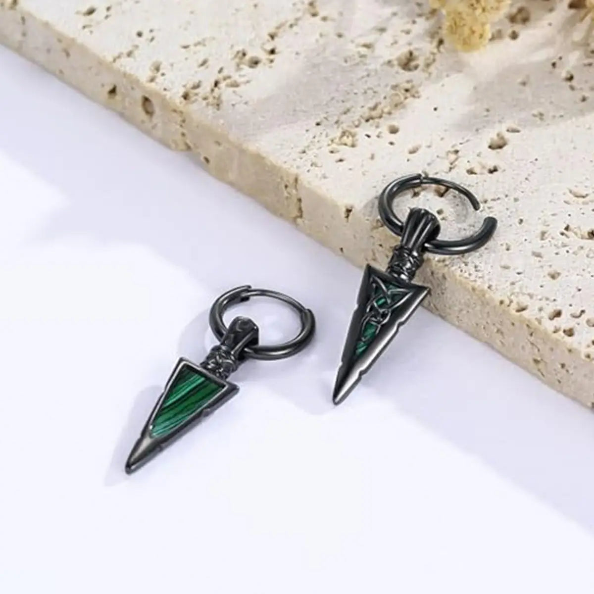 1 pair of fashionable men’s sword-shaped pendant earrings retro punk style hip-hop earrings