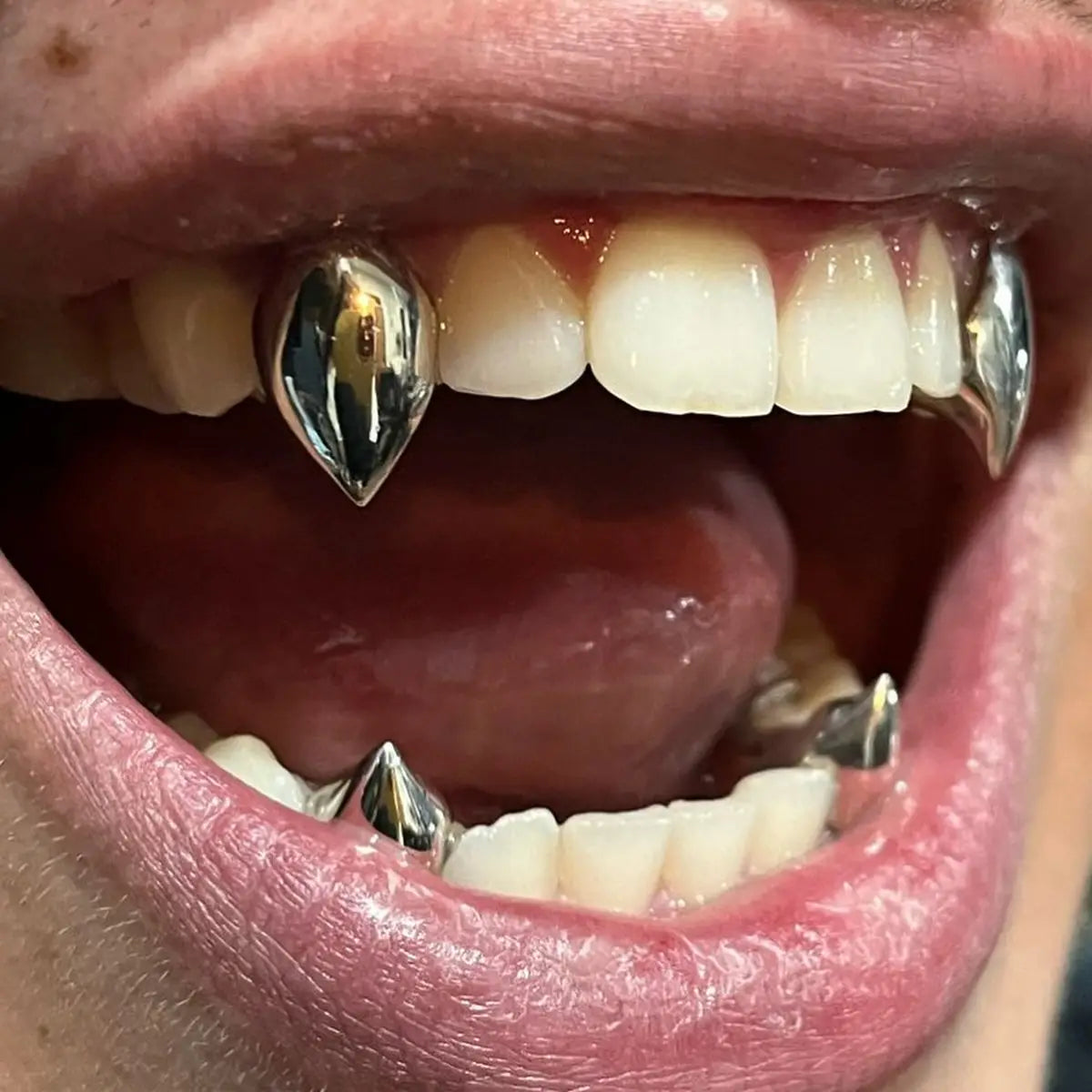 TOPGRILLZ Glossy Vampire Fangs Teeth Grillz Hip Hop 14K Gold Plated Single Tooth Caps Dental Grills Halloween Cosplay Jewelry
