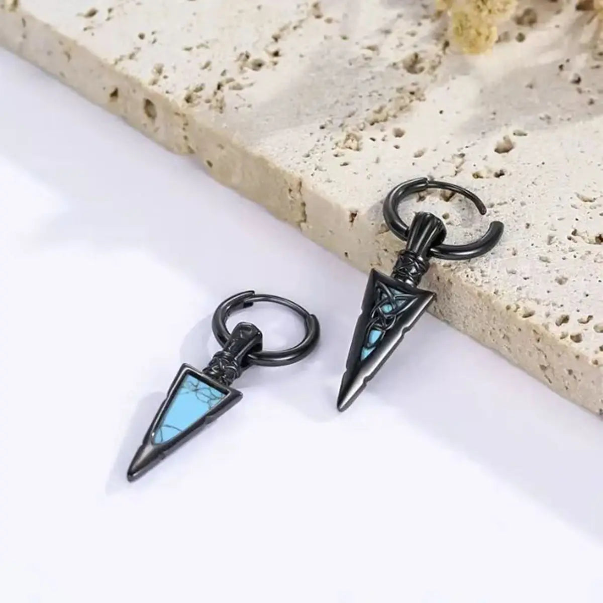 1 pair of fashionable men’s sword-shaped pendant earrings retro punk style hip-hop earrings