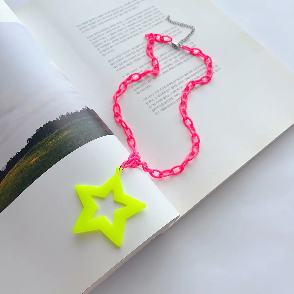 Hip-hop rock exaggerated personality acrylic fluorescent star pendant long sweater chain necklace women’s accessory decorat