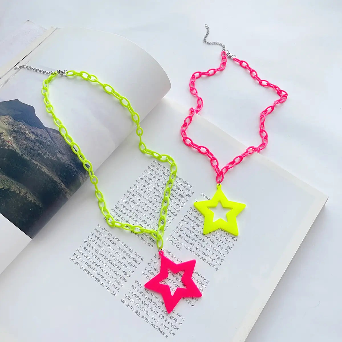 Hip-hop rock exaggerated personality acrylic fluorescent star pendant long sweater chain necklace women’s accessory decorat