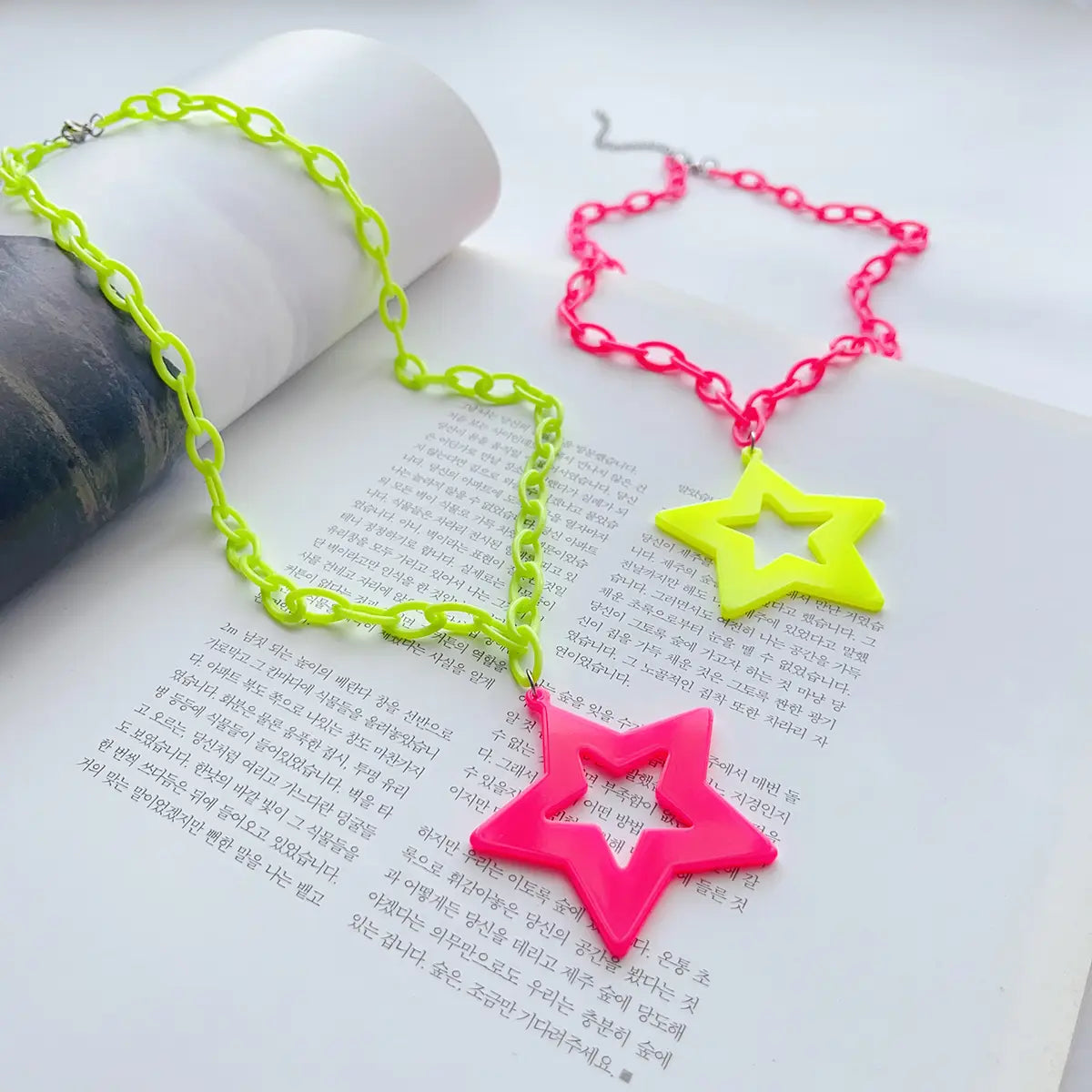 Hip-hop rock exaggerated personality acrylic fluorescent star pendant long sweater chain necklace women’s accessory decorat