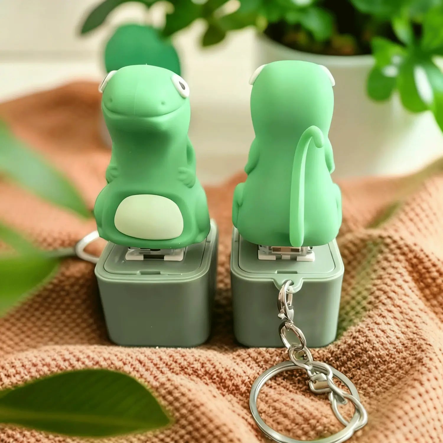 NEW Croaking Frog Keychain Rechargeable Frog Keyboard Fidget Clicker Frog/Lizard Sound Keychain with LED Light for Stress Relief