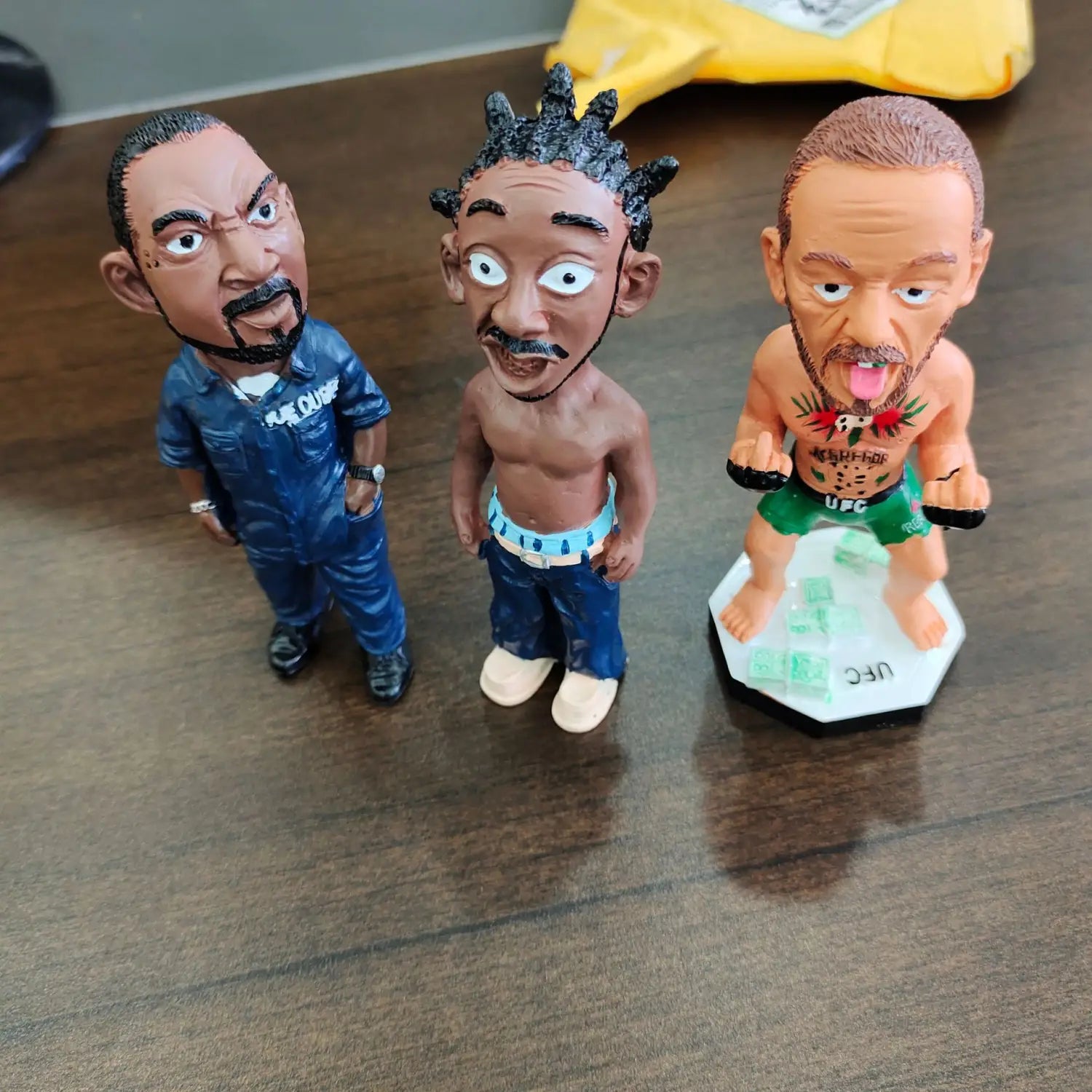 Fun Hip Hop Rapper Funny Bro Figurine Model Resin Statue for Home Indoor Outdoor Sculptures Car Decoration Garden Ornaments Gift
