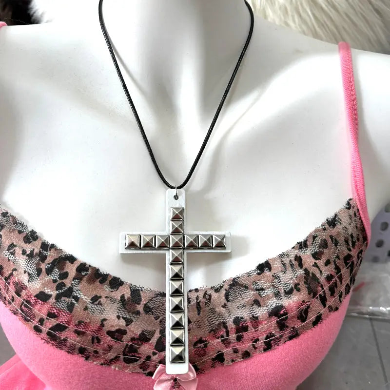Y2K Jewelry Wooden Cross Rivet Pendant Necklaces for Women Cool Goth Hip Hop Grunge Rock Aesthetic Necklace Accessories Punk