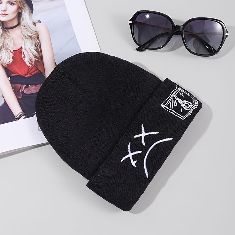 Sad face embroidered graphic brimless beanie fashionable black and white knitted hat casual hip-hop brimless hat
