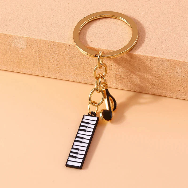 Gold-colored aihua alloy metal enamel musical instrument keychain with black and white piano charm and gold music notes for diy handbag pendant