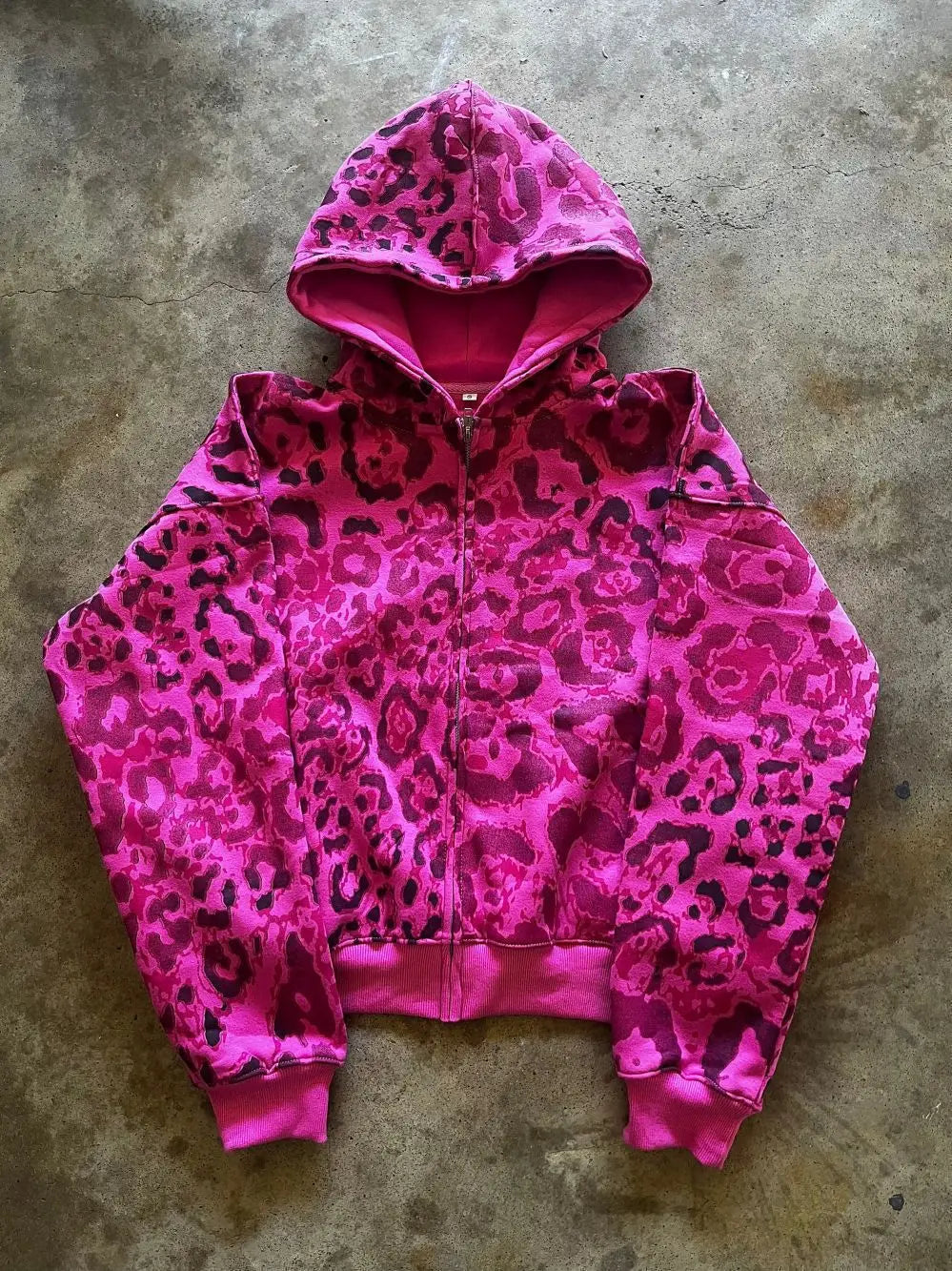 A vibrant pink leopard-print zip-up hoodie with matching hood and ribbed cuffs for america hip hop casual fashion high street hoodie 2000s autumn