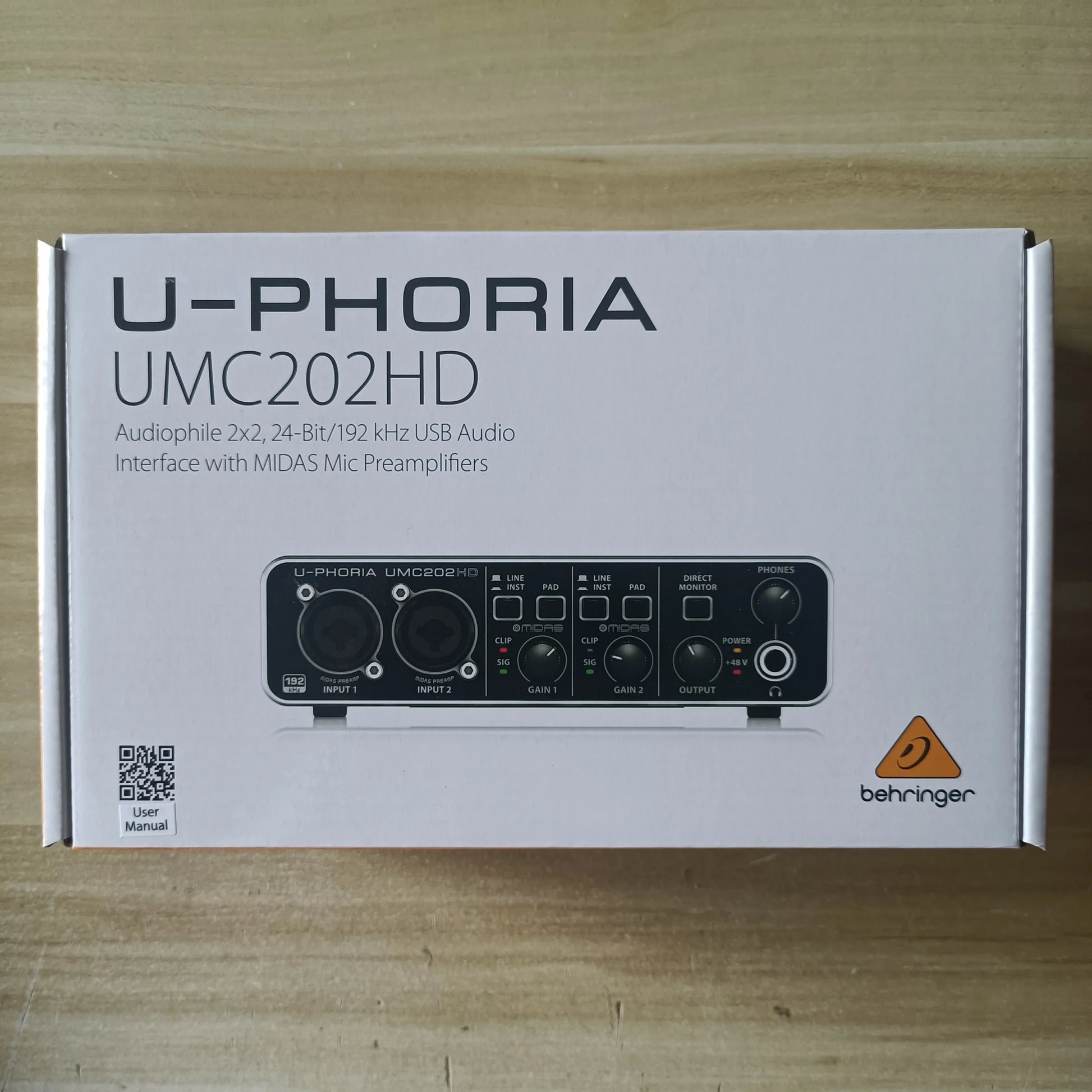 White cardboard box for behringer umc204hd umc202hd umc22 sound card audio interface recording with black silver front panel