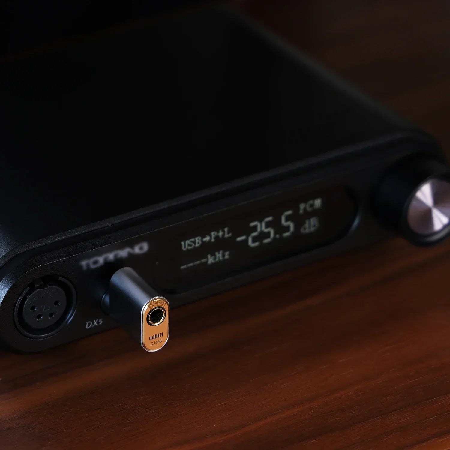 Black ddhifi dj65b audio adapter with gold-plated 35mm output port and digital display showing -25.5 db from beat music store