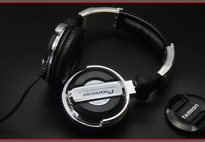 Black and silver pioneer hdj-1000 tuning earphones monitor with padded earcups and metallic headband for dj music mobile phone computer