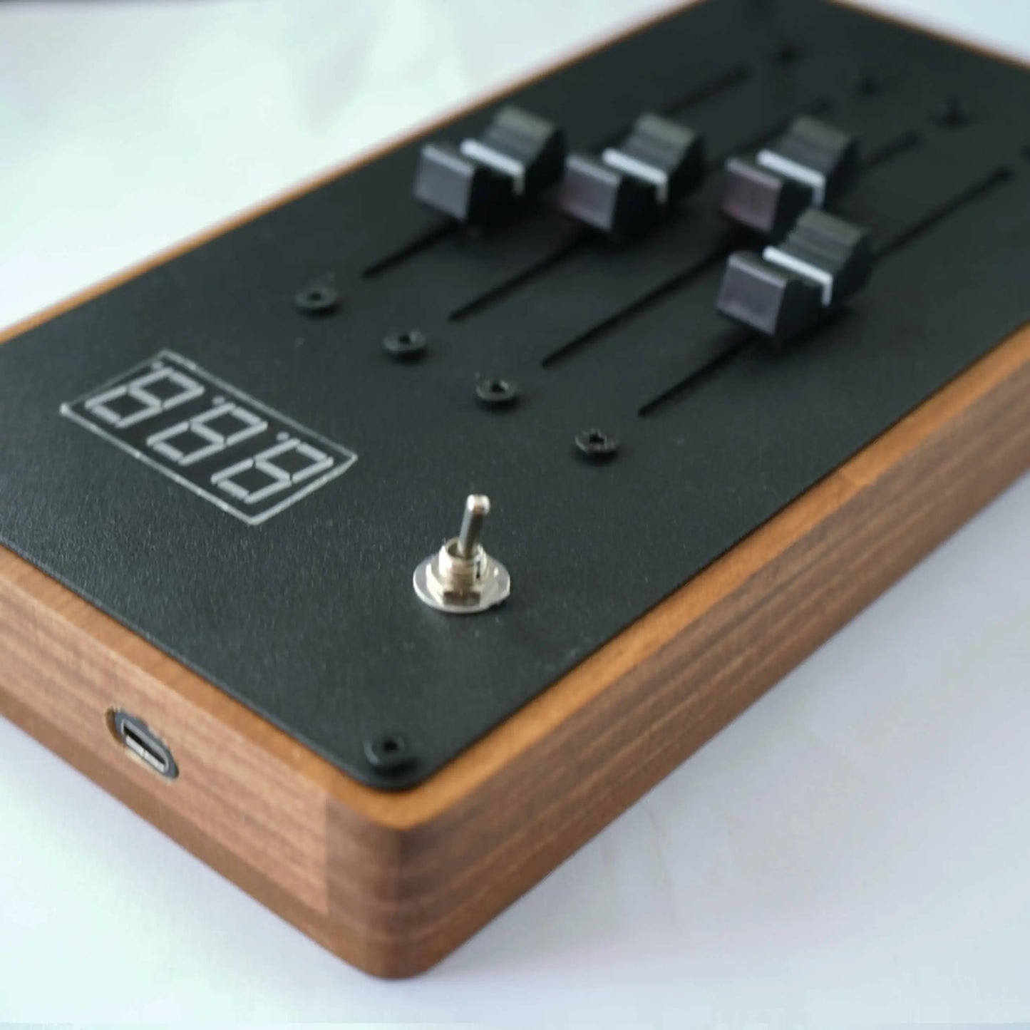 Black digital audio mixer with wooden casing and four knobs em-4 mixer automatically maps volume faders mixing console