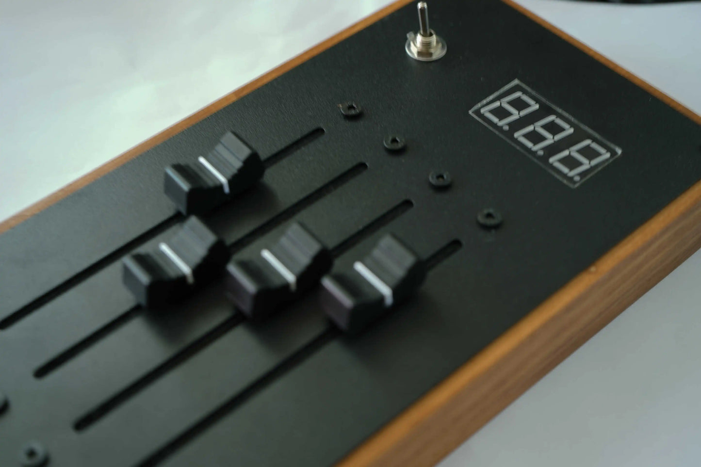 Black em-4 midi controller mixer with wooden frame and four sliding faders automatically maps volume with unlimited page turning