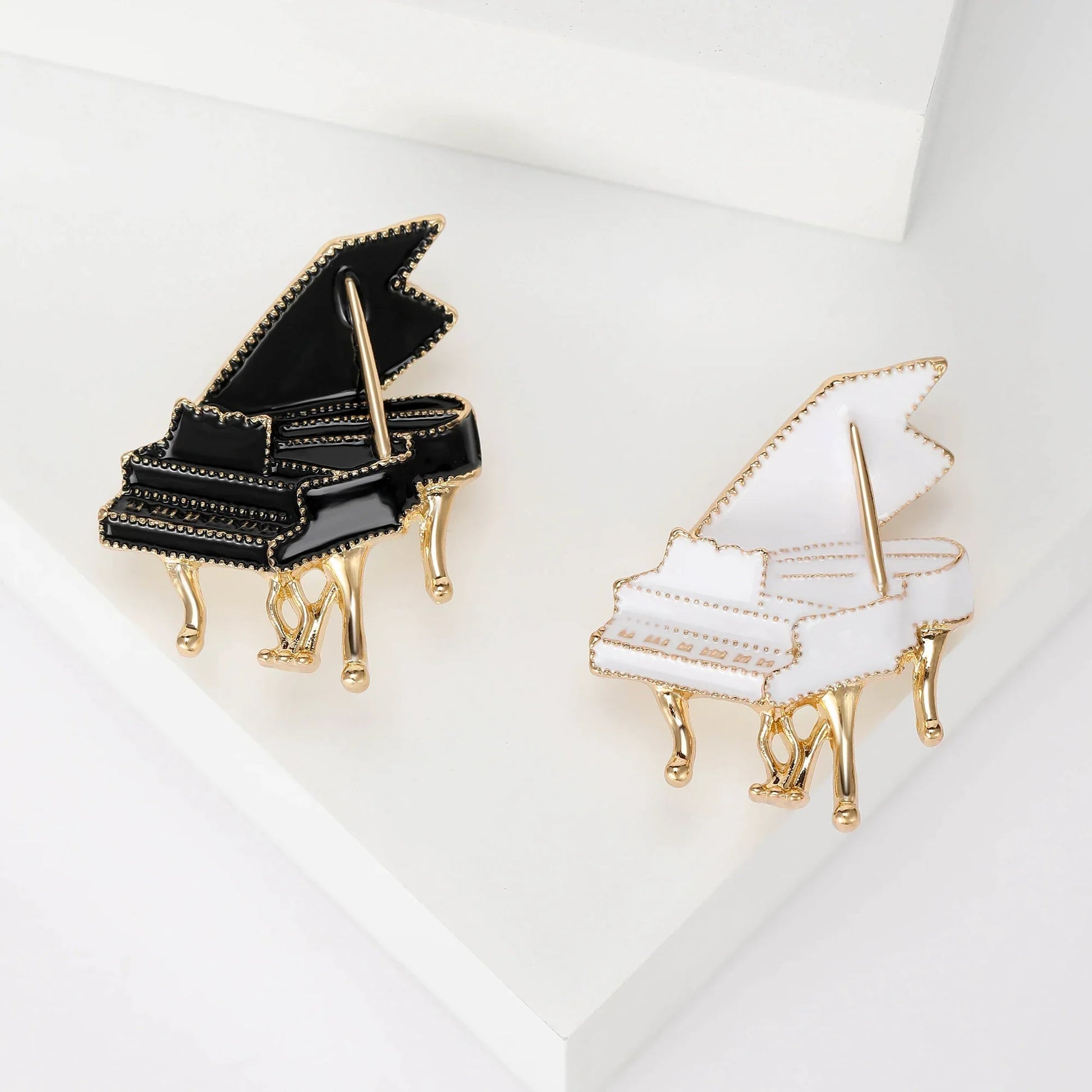 Black and white enamel grand piano pin brooches with gold-tone metal detail for banquet party backpack accessories