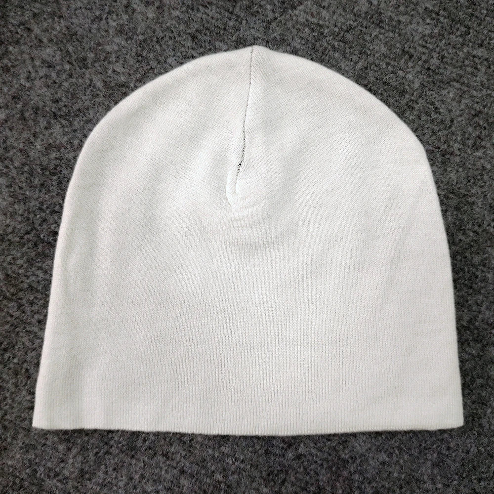 A plain white knit beanie with seamless design and ribbed texture for European and American hip-hop casual fashion