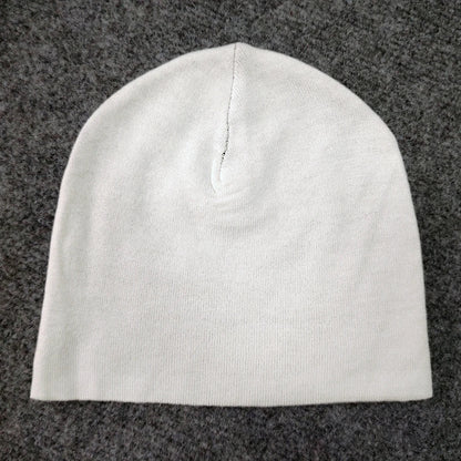 A plain white knit beanie with seamless design and ribbed texture for European and American hip-hop casual fashion