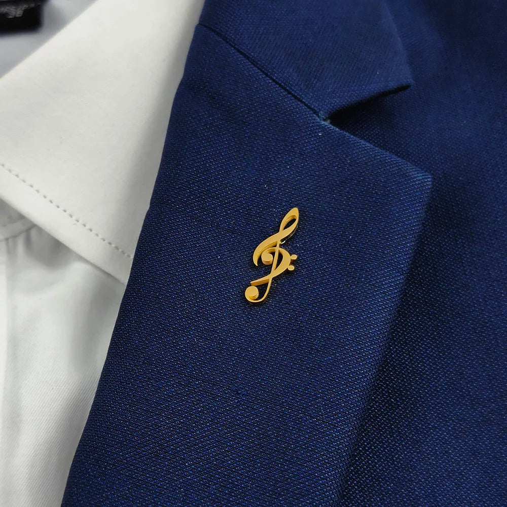 Gold-colored stainless steel fashionable music symbol brooch treble clef pin on navy blue suit jacket lapel music lover accessories