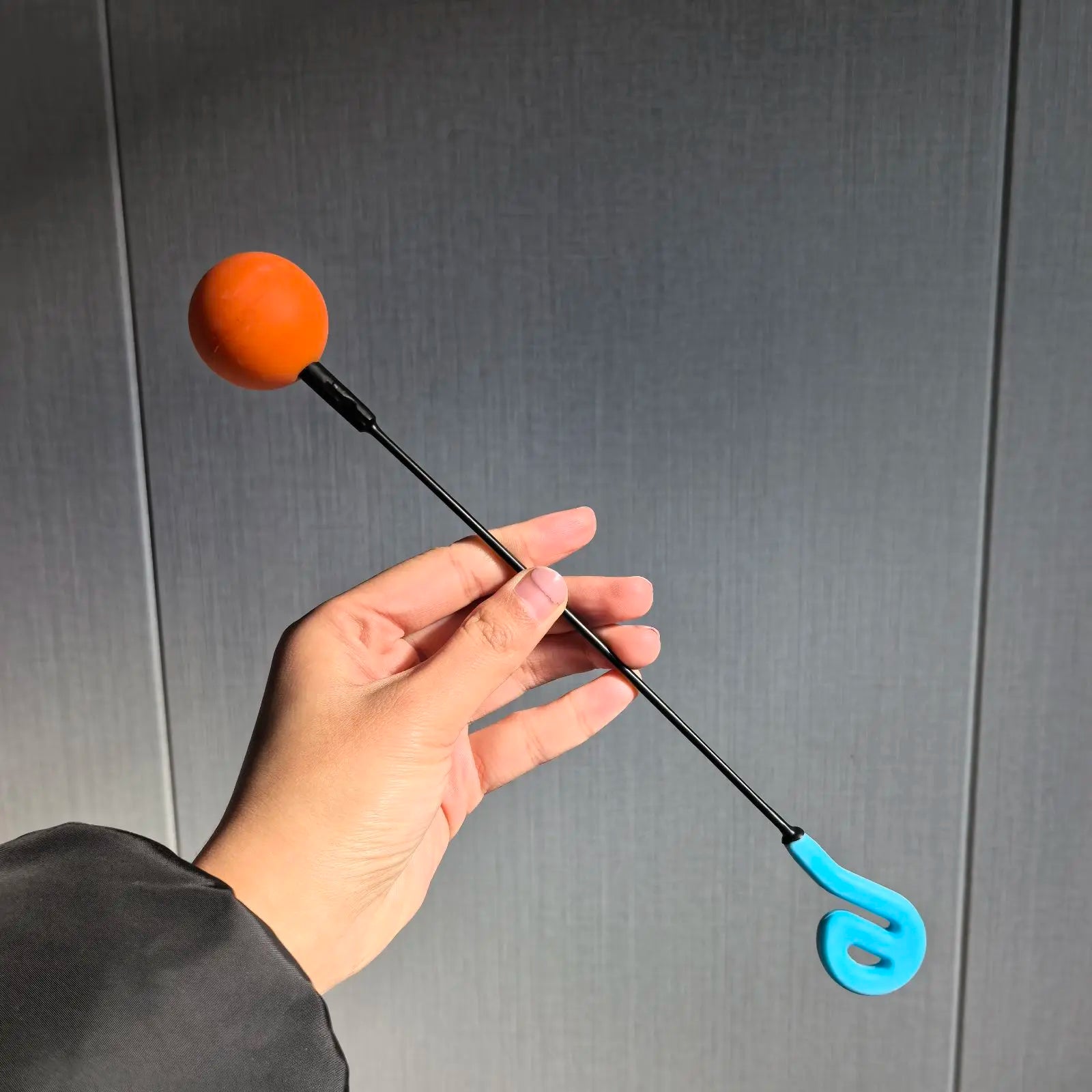 Orange spherical friction ball on black stick with blue handle for gong players from beat music store product parts