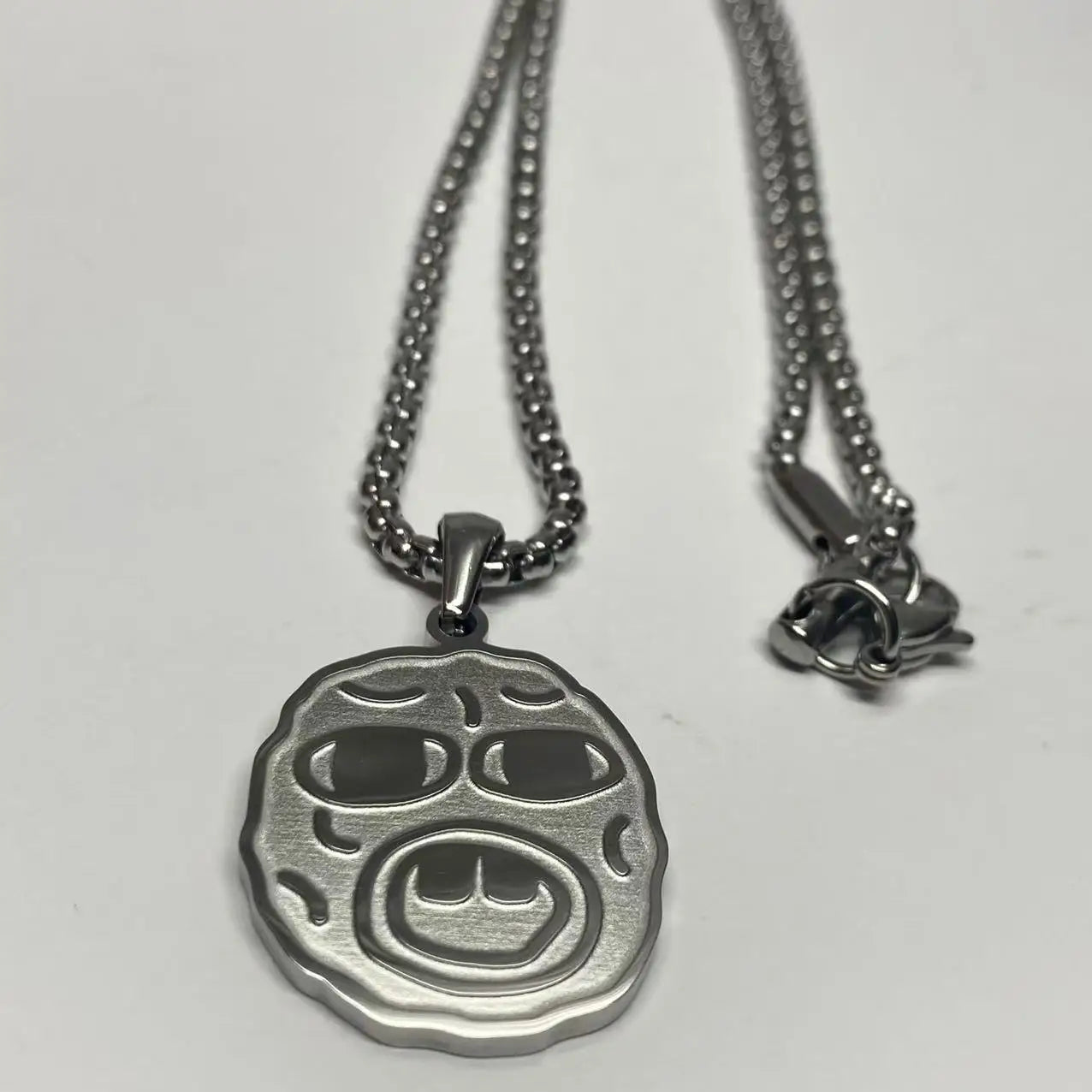 Silver metallic stainless steel hip hop necklace with circular textured face design for trend necklace rapper fan gift