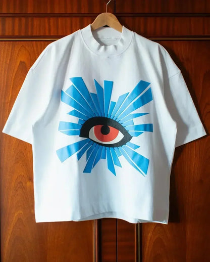 White short-sleeved cotton t-shirt for men with bold blue and red eye graphic sleeve 22cm streetwear Y2K 2025 summer casual top