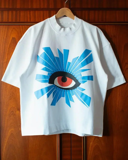 White short-sleeved cotton t-shirt for men with bold blue and red eye graphic sleeve 22cm streetwear Y2K 2025 summer casual top
