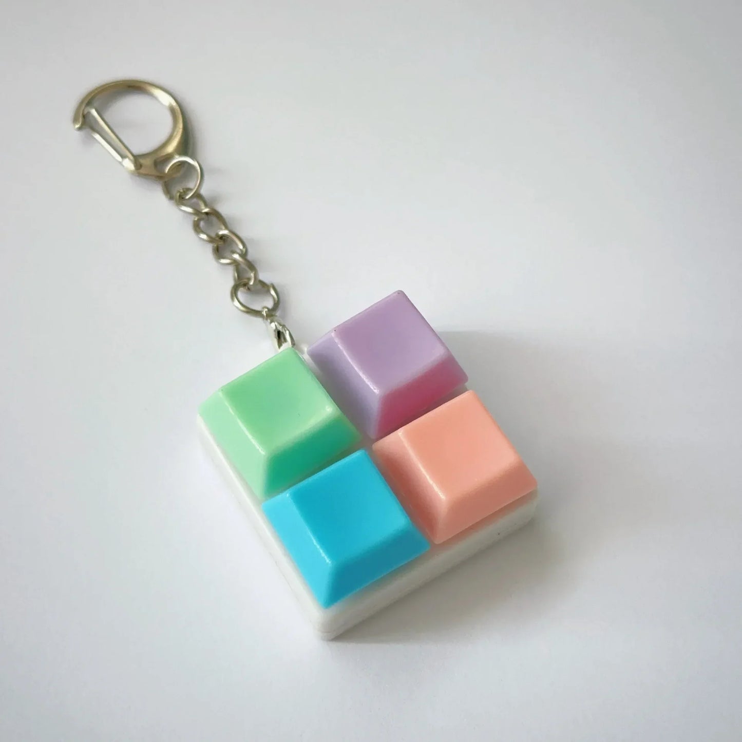 Pastel-colored keychaintoy press stress relief fidget button keyboard keychain toys with four square silicone pieces