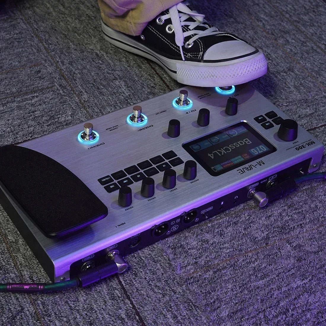 Silver m-vave mk-300 electric guitar multi-effects processor 150s looper with battery ann pedal and illuminated blue led lights