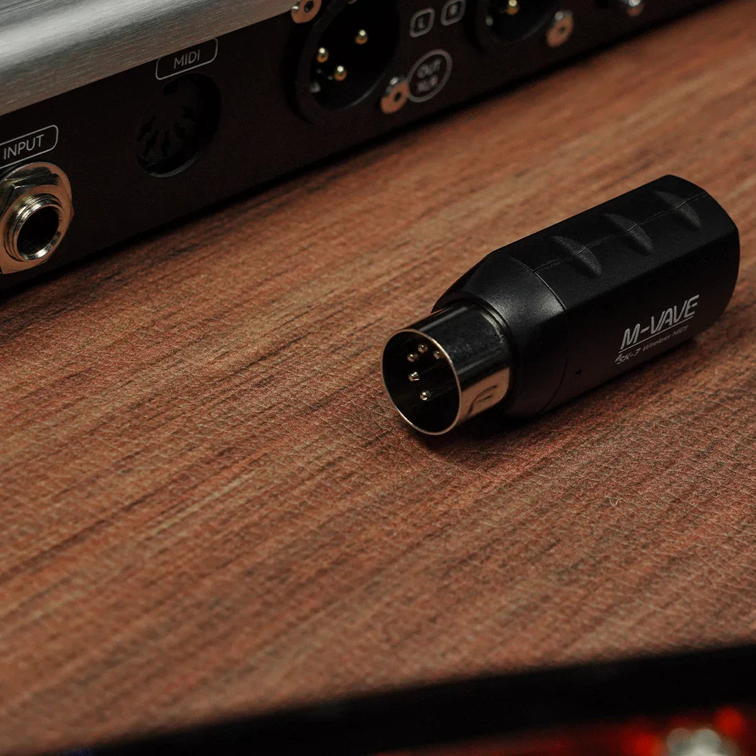 Black sk7 midi adapter wireless midi receiver with metallic connector and textured grip for ultra-low latency plug use