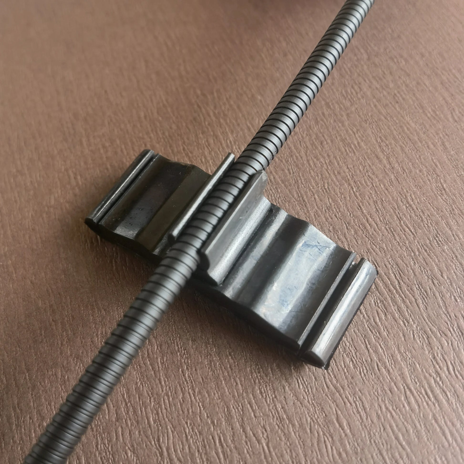 Black corrugated metal m100b professional bass microphone clip with ribbed flexible hose for secure musical instrument use