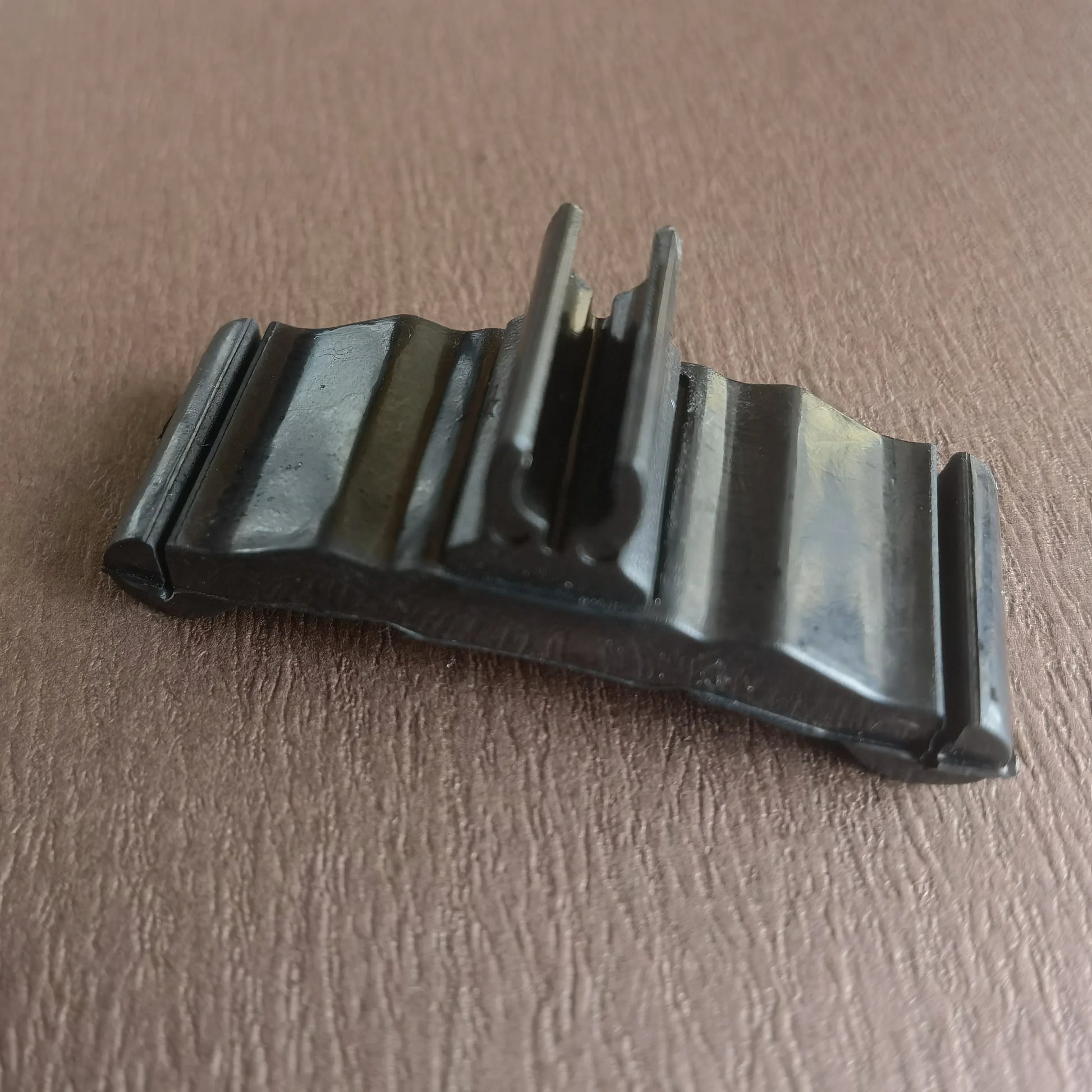 Black rubberized plastic m100b professional bass microphone clip with u-shaped slot and ridged sides for secure hold