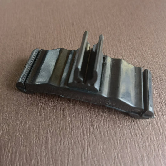 Black rubberized plastic m100b professional bass microphone clip with u-shaped slot and ridged sides for secure hold