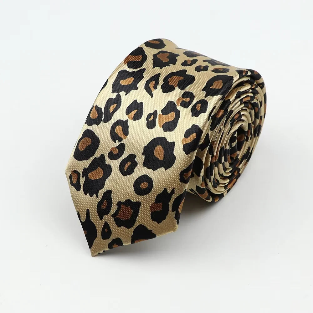 A beige leopard-print classic skinny tie made of printed piano polyester suitable for party and cosplay accessories