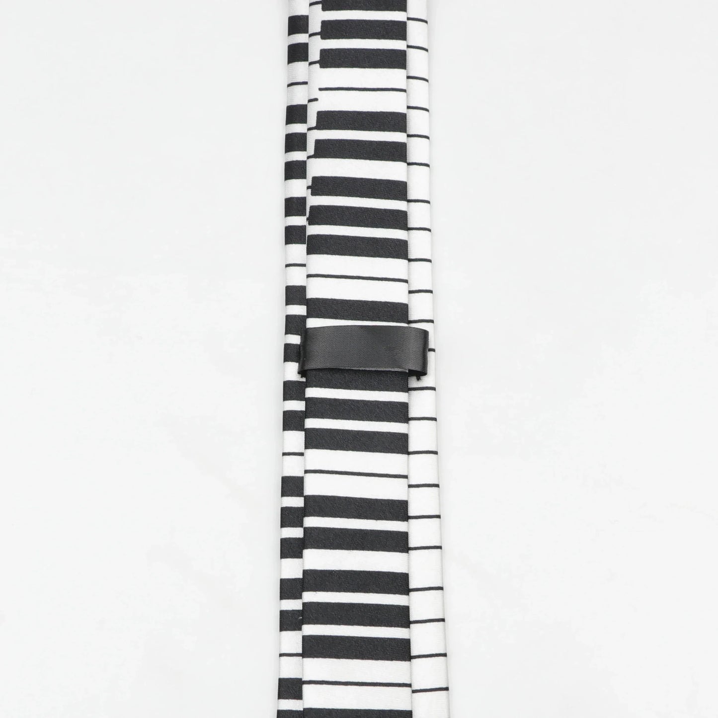 Men’s classic skinny tie with black and white stripes and a sleek black leather clasp in printed piano polyester