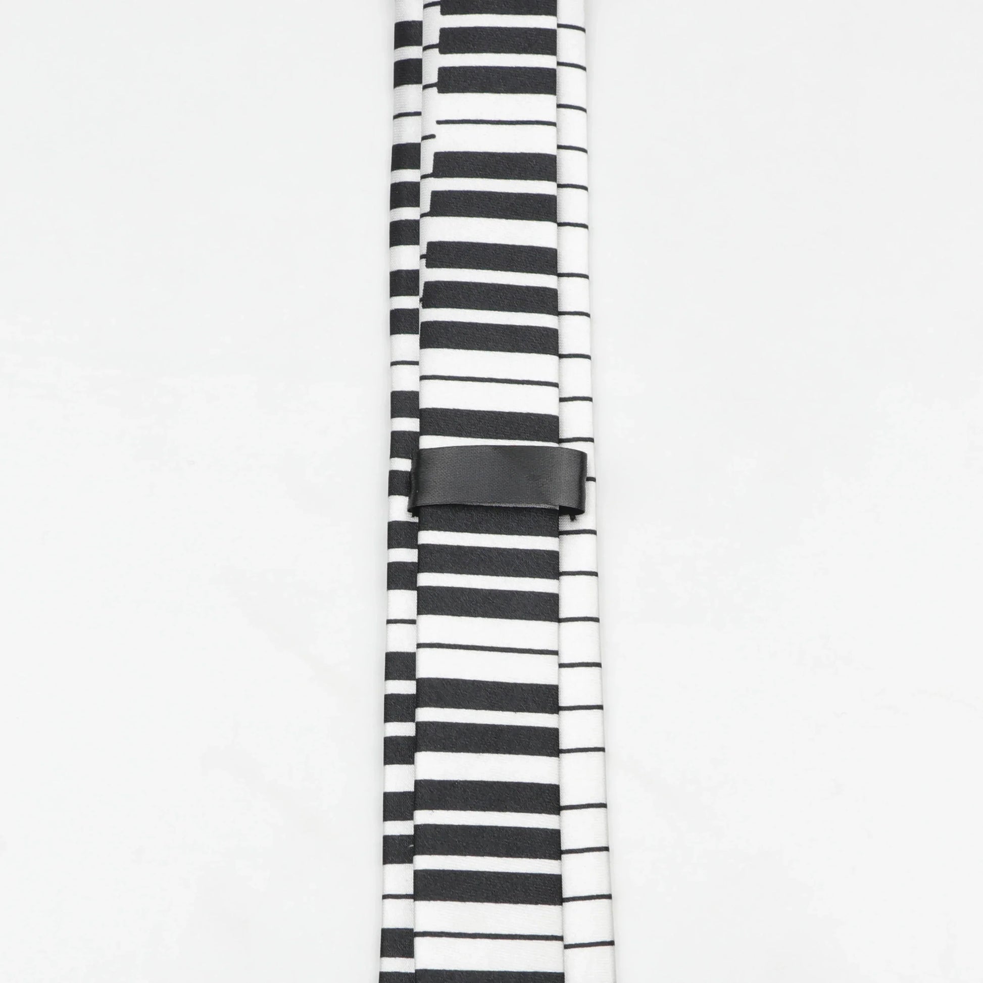 Men’s classic skinny tie with black and white stripes and a sleek black leather clasp in printed piano polyester