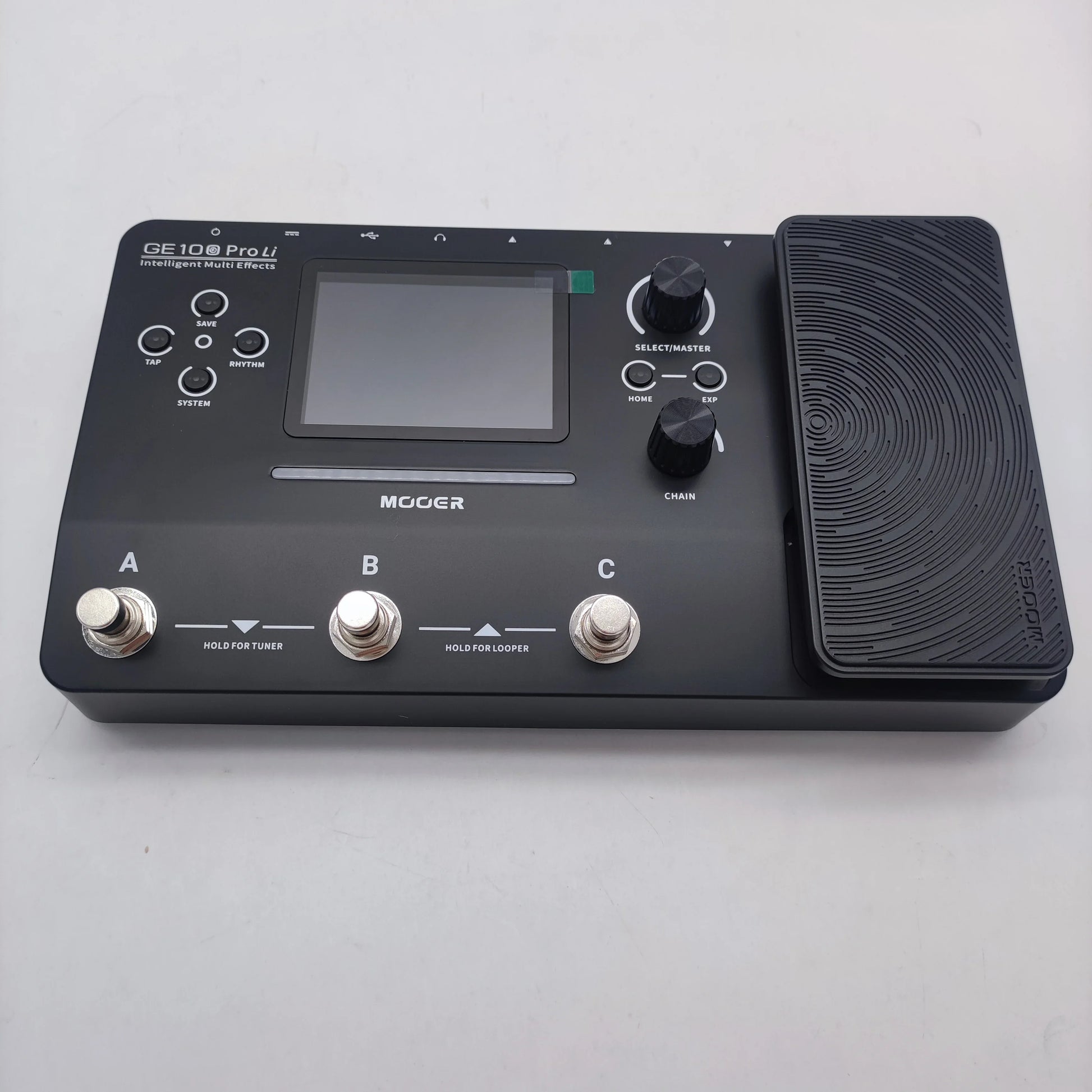Black moocer ge100 pro ii intelligent multi-effects pedalboard with screen silver footswitches and integrated expression pedal