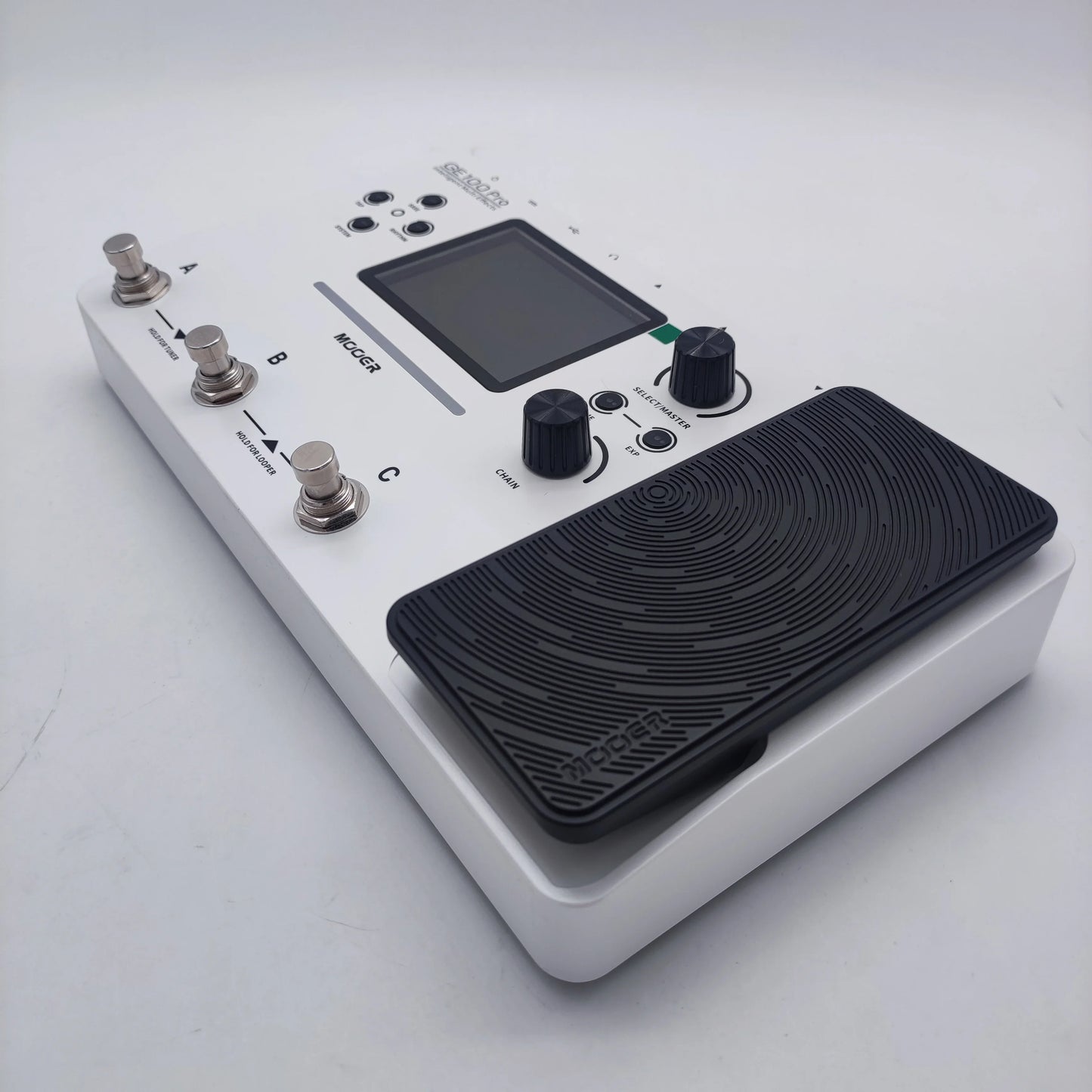 White mötley crüe guitar effects pedal with black footswitch and knobs in mooer ge100 pro multi effects with output impedance