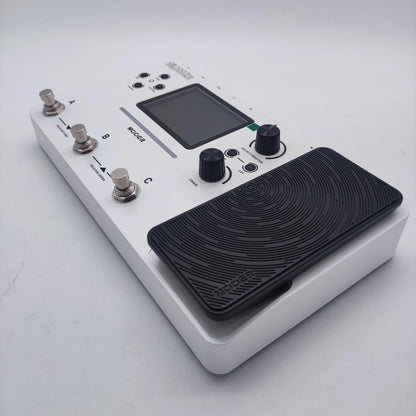 White mötley crüe guitar effects pedal with black footswitch and knobs in mooer ge100 pro multi effects with output impedance
