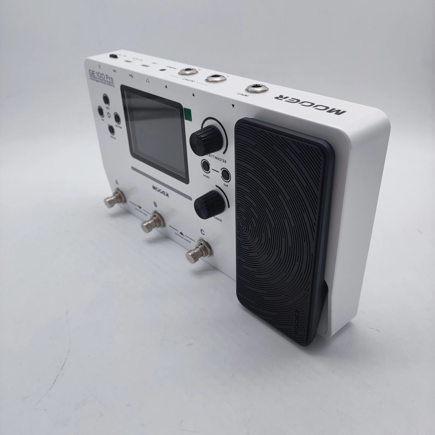White moog cf100 pro guitar effects pedal with black speaker grille and silver footswitches for ge100 pro output impedance