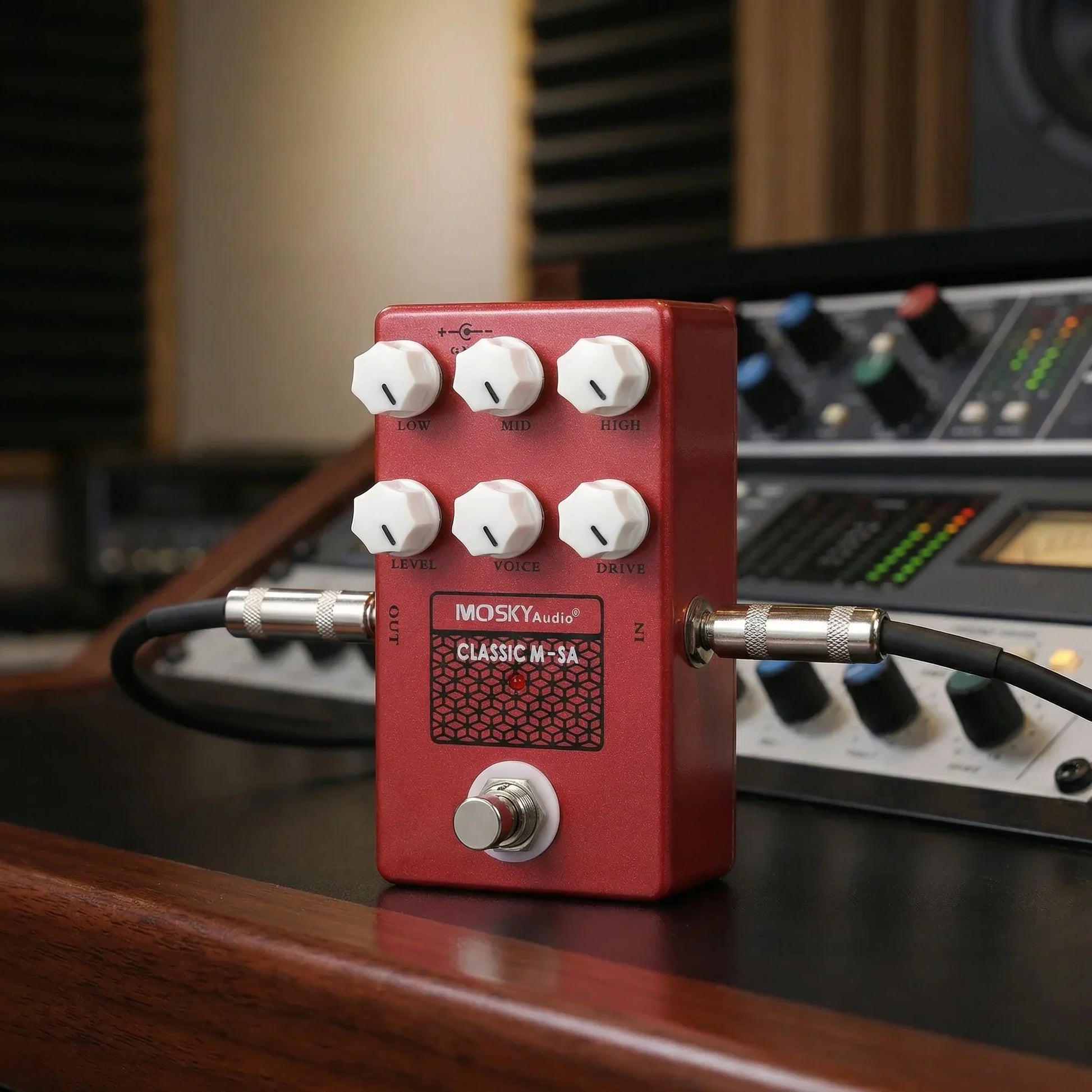 Red mosky audio classic m-sa guitar speaker tuner pedal with six white knobs and silver footswitch for pedal classic simulation