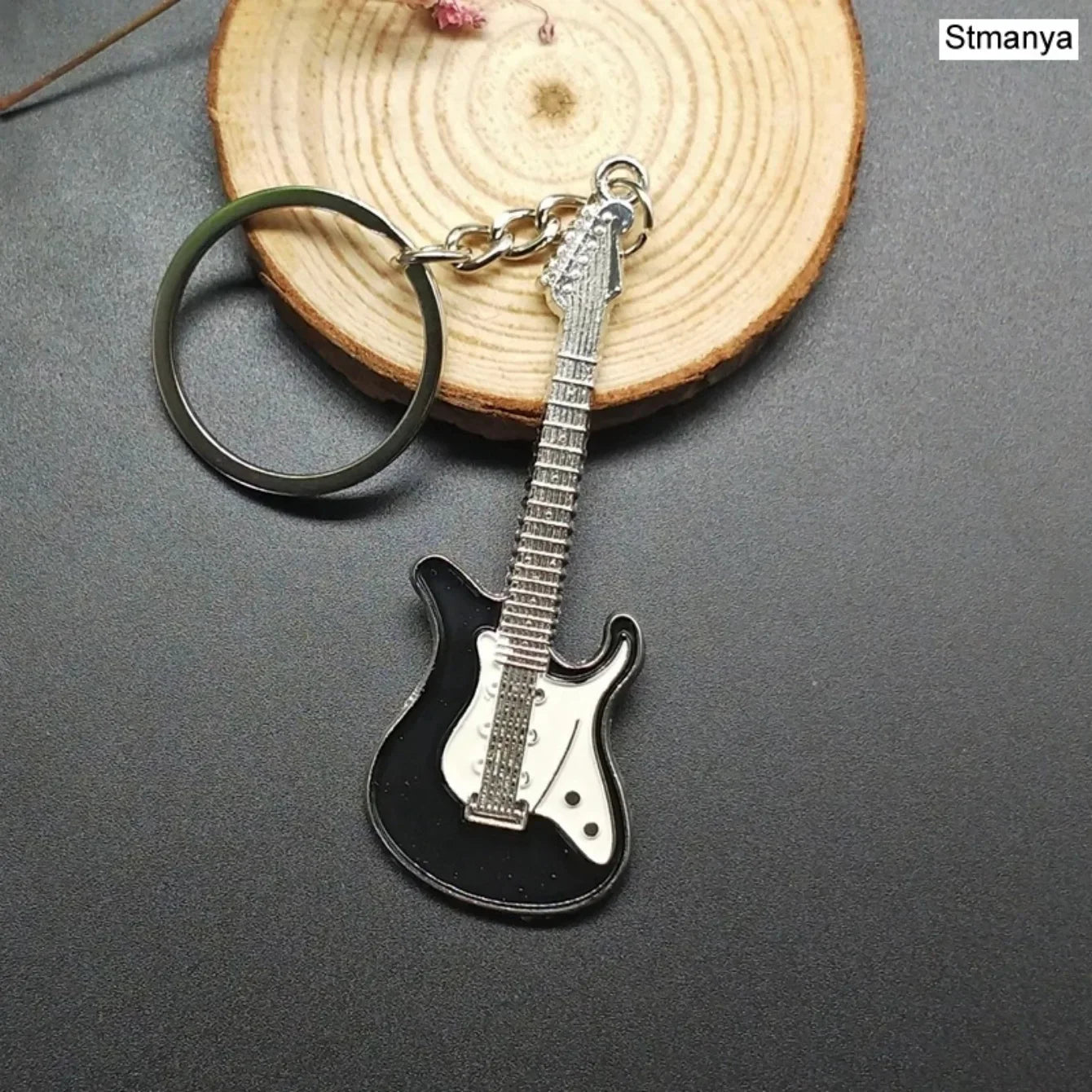 Black and silver classic guitar keychain with metallic finish ring musical instruments pendant for man women gift