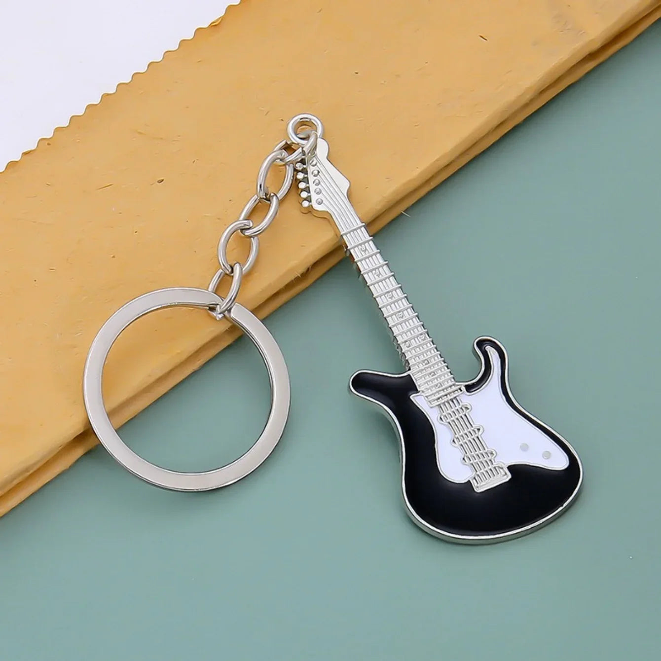 Black and white enamel classic guitar keychain with silver metal chain and ring musical instruments for man women gift