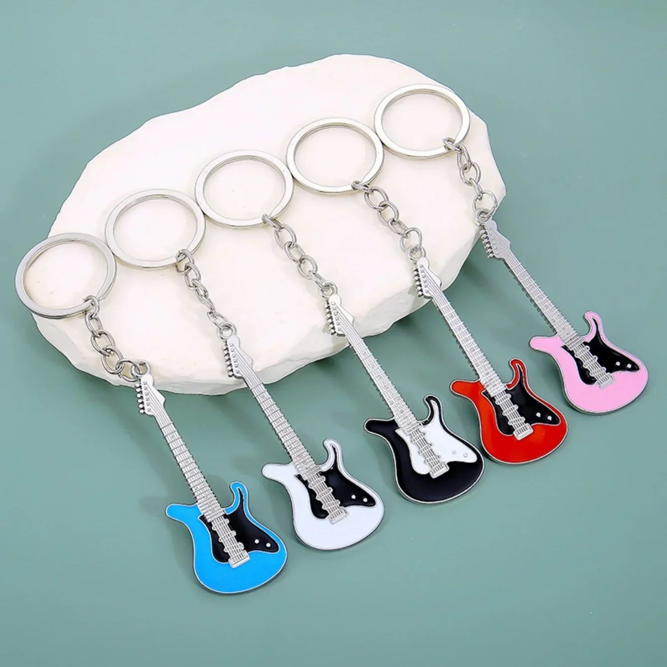 Five colorful enamel classic guitar keychain pendants in blue white black red and pink for man women gift ring musical instruments
