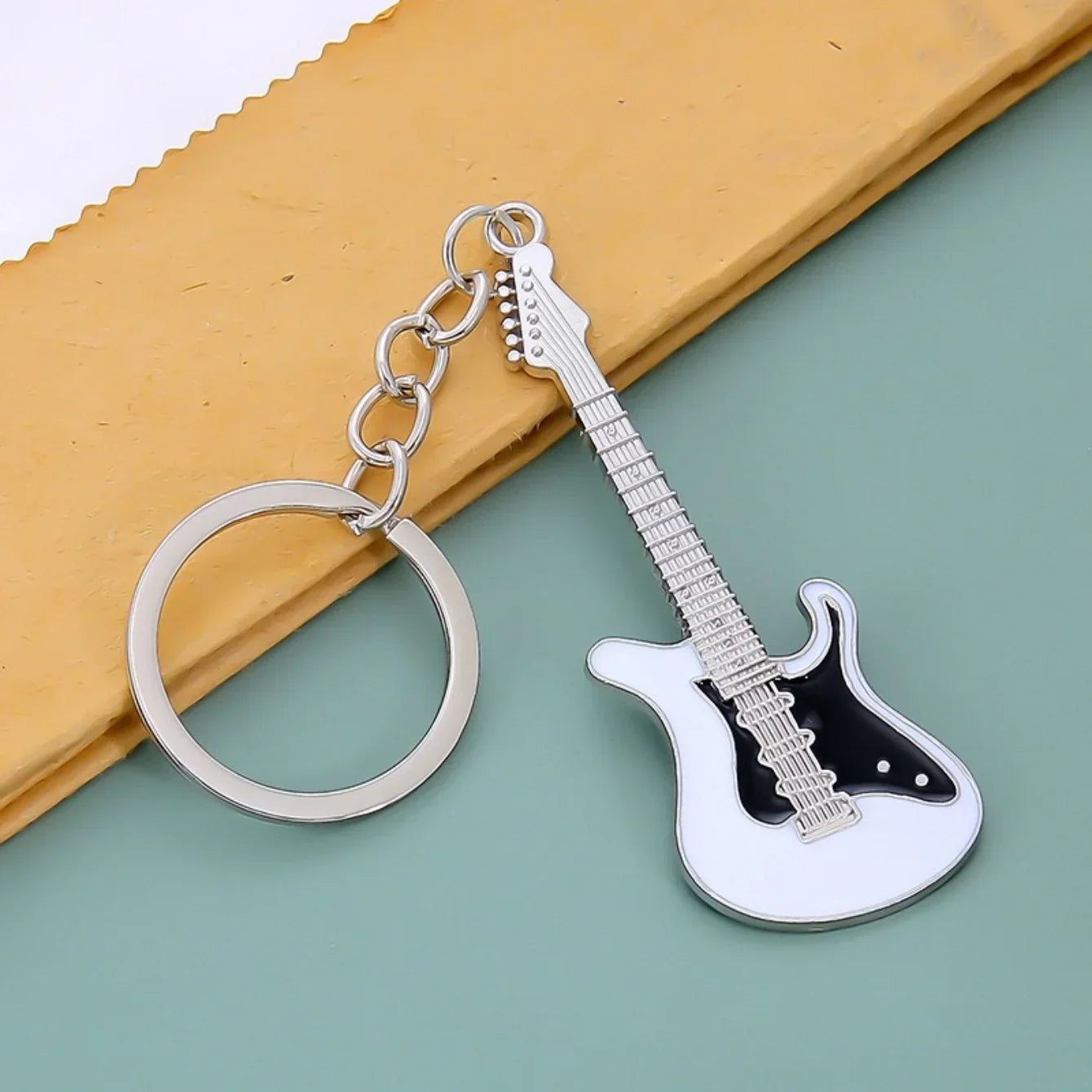 Silver and black enamel classic guitar keychain with metallic ring musical instruments pendant for man women gift